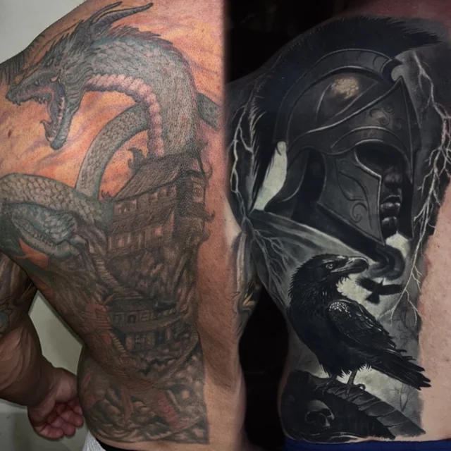 Espartano e corvo cobrindo um dragão colorido nas costas