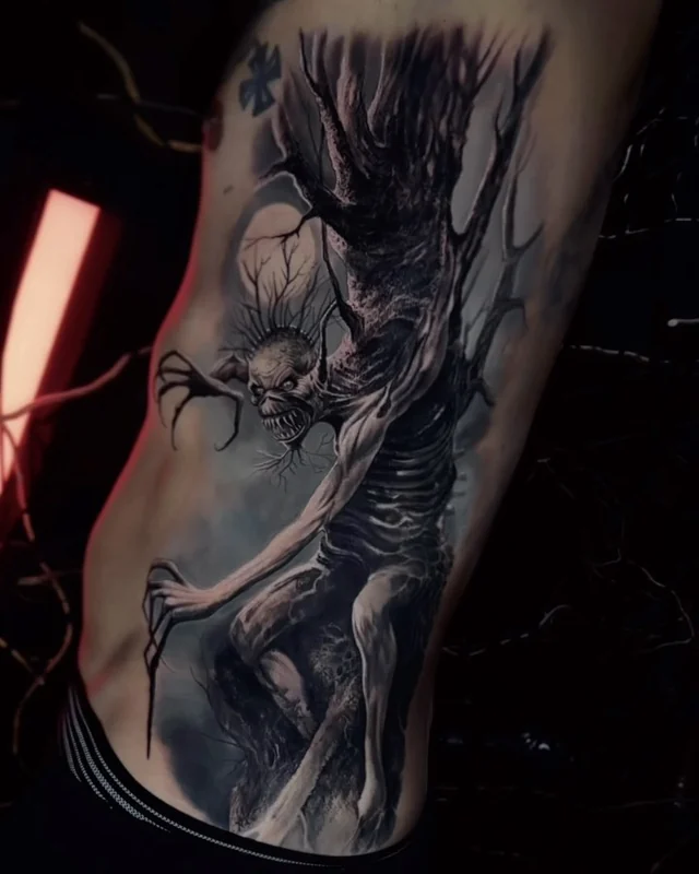 Criatura em dark art na costela, feita para o Natan
