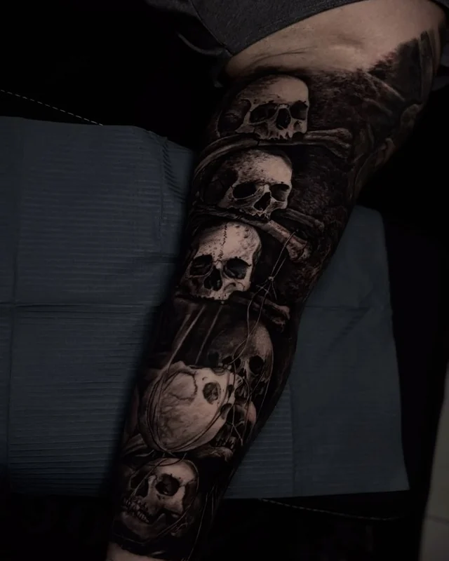 Fechamento de braço com caveiras, a primeira tattoo do cliente